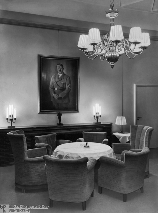 Der Gesellschaftsraum im Deutschen Presseklub, Berlin, mit Hitlerporträt an der Wand (1935)